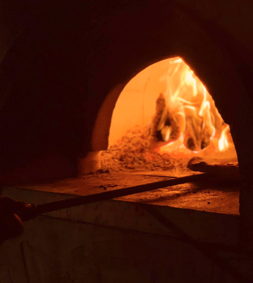 Vedeldad pizzaugn.