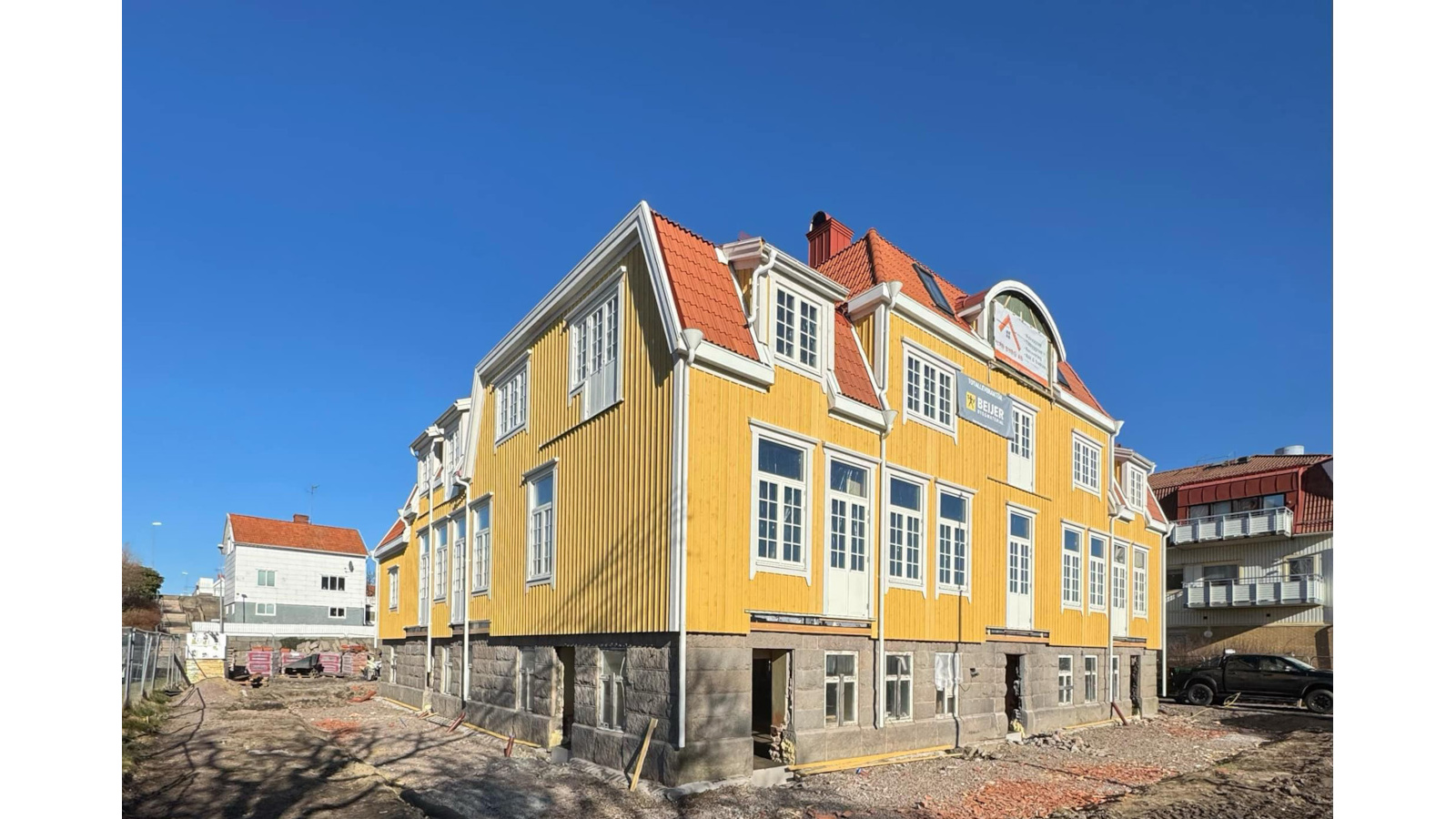 Pågående fasadarbete på fastigheten