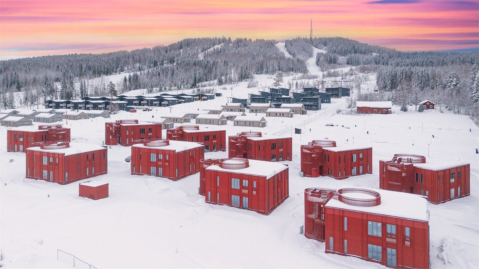 Översiktsvy över bostadsrättsföreningen med Kungsberget i bakgrunden.