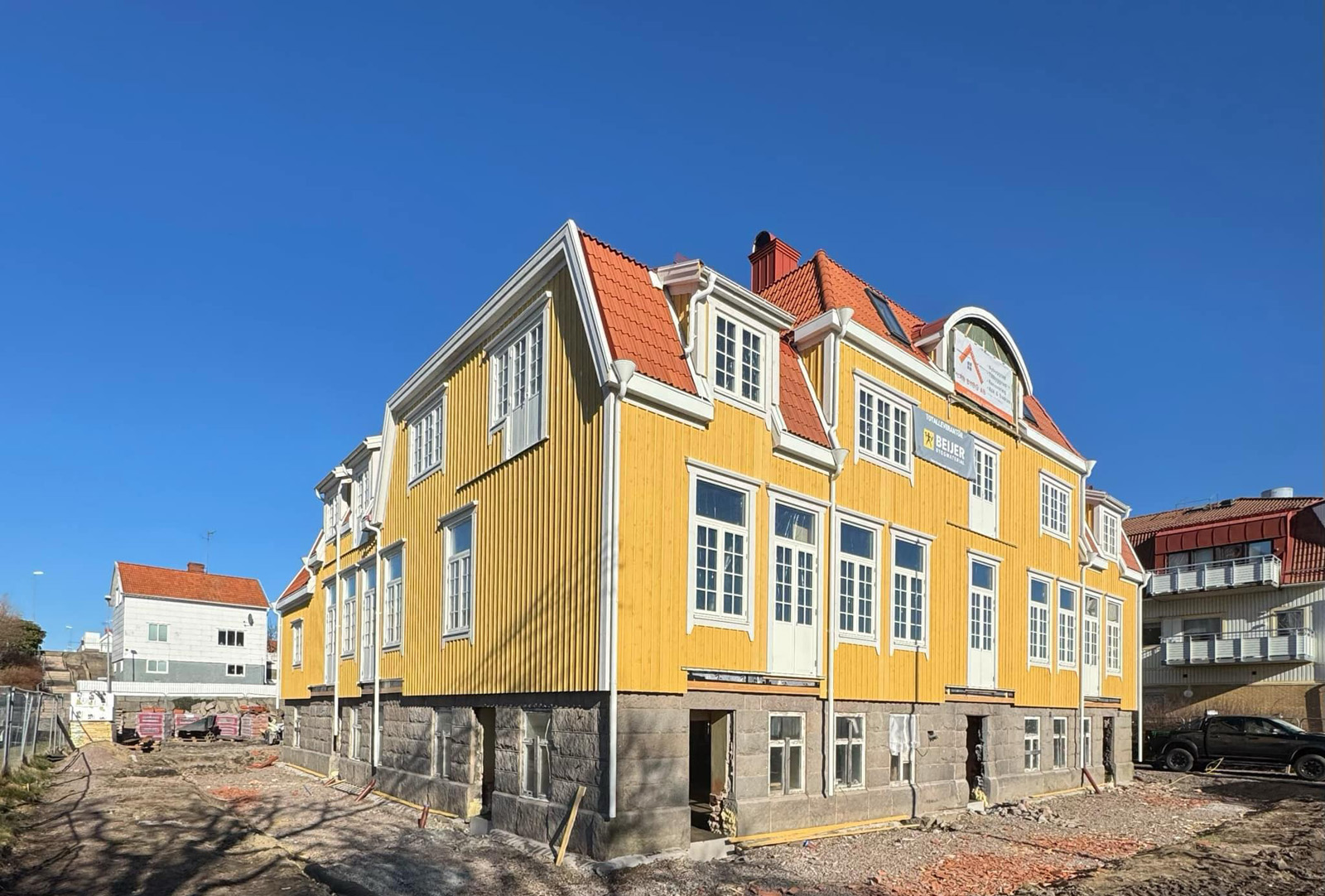 Pågående fasadarbete på fastigheten