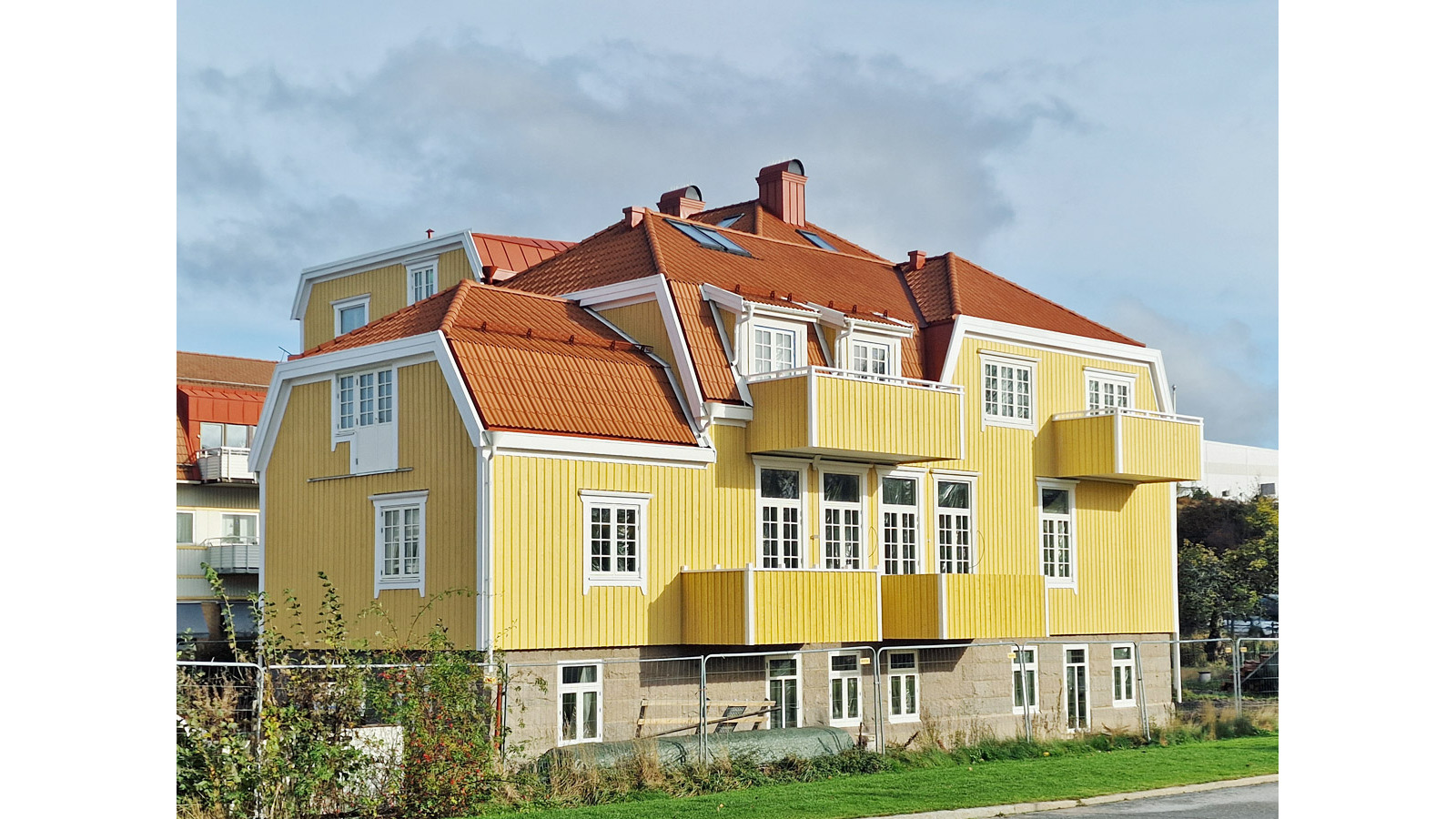 Pågående fasadarbete på fastigheten