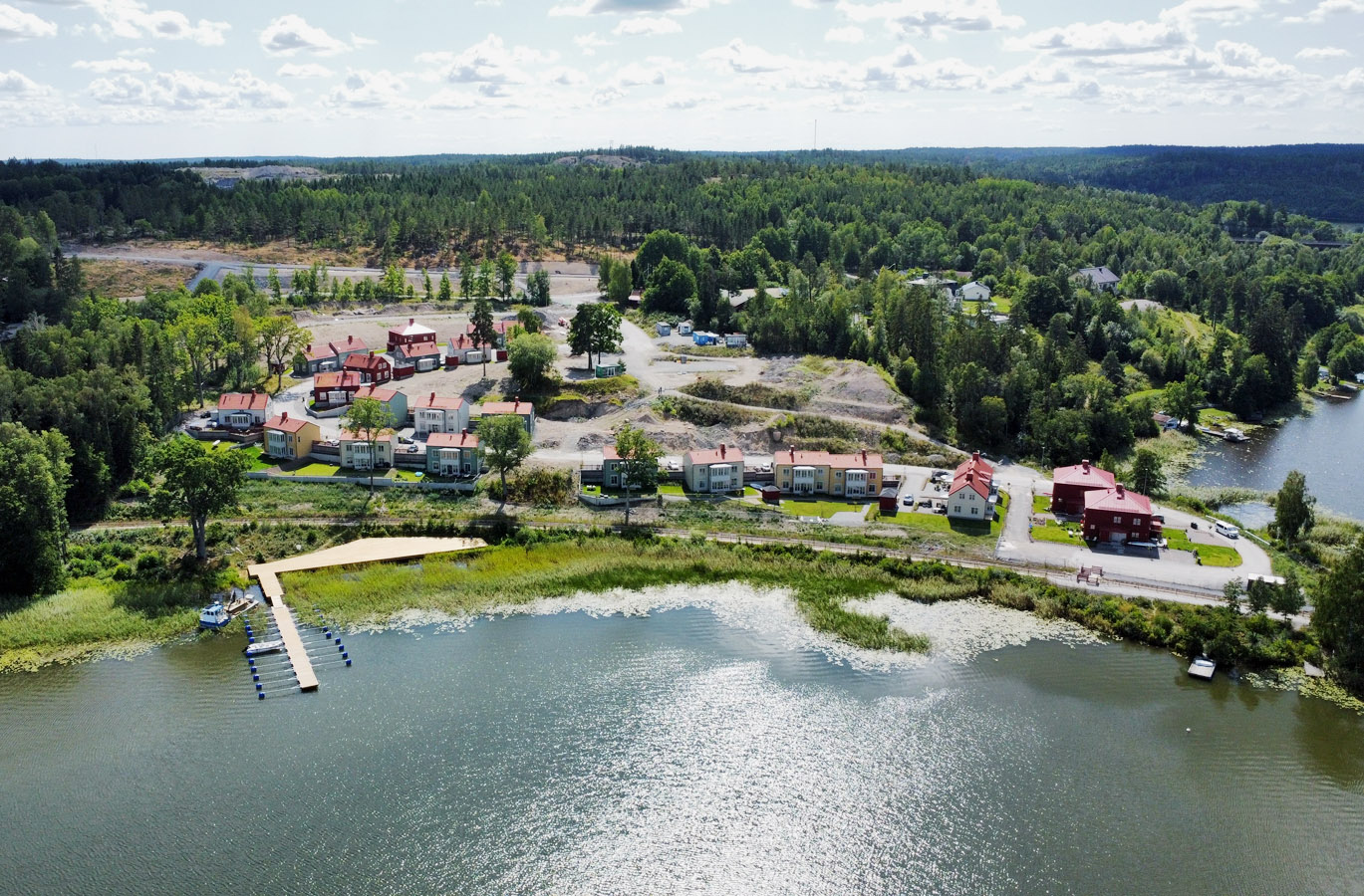 Översiktlig drönarbild över bostadsområdet