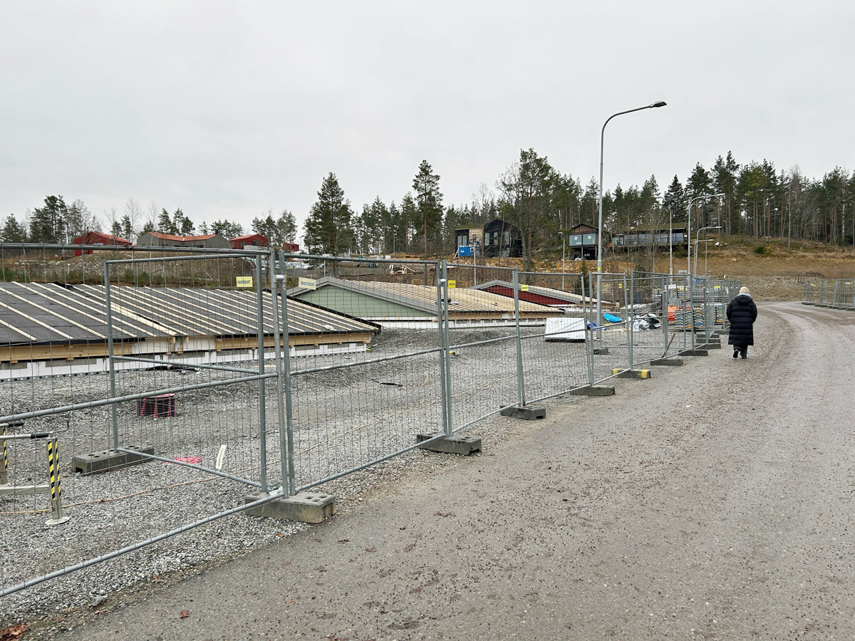 Taken i väntan på att monteras på husmodulerna