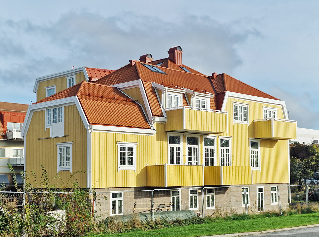 Pågående fasadarbete på fastigheten