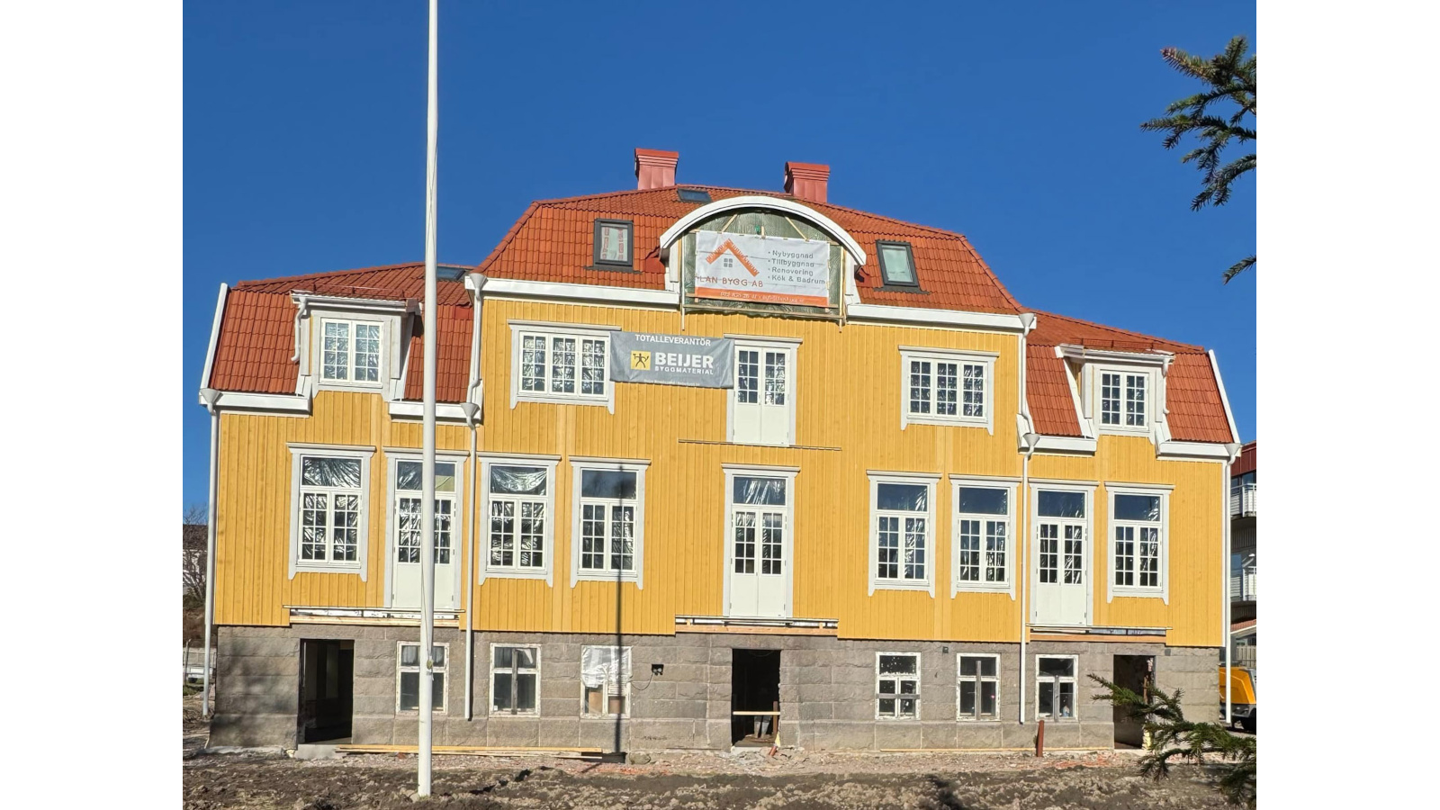 Pågående fasadarbete på fastigheten