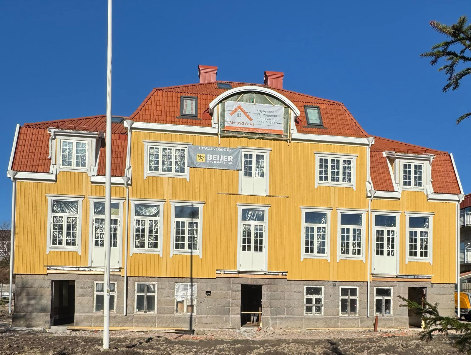 Pågående fasadarbete på fastigheten